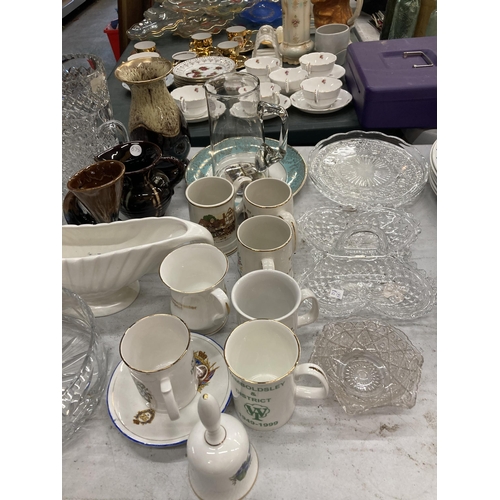 920 - A LARGE MIXED LOT TO INCLUDE GLASS VASES, NIBBLES TRAYS, STUDIO POTTERY JUG AND VASES, AN ARTHUR WOO... 