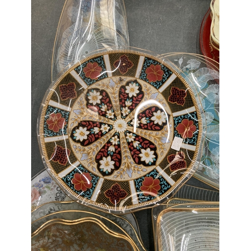 922 - A LARGE QUANTITY OF PATTERNED GLASSWARE PLATES AND SANDWICH TRAYS, ETC