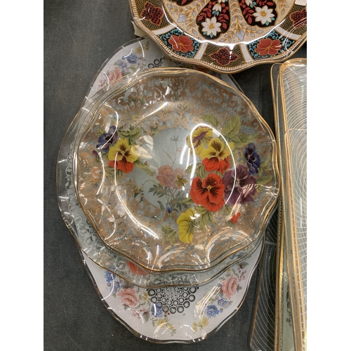 922 - A LARGE QUANTITY OF PATTERNED GLASSWARE PLATES AND SANDWICH TRAYS, ETC