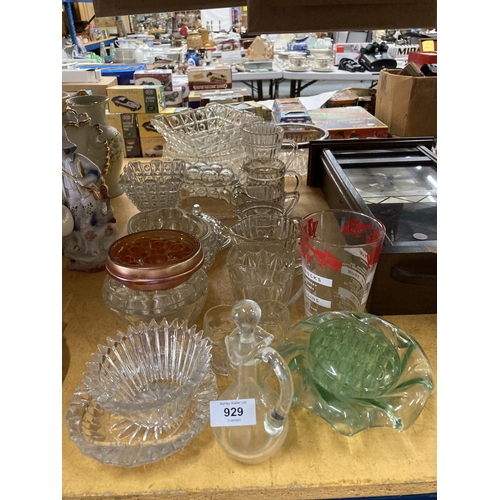 929 - A LARGE QUANTITY OF VINTAGE GLASSWARE TO INCLUDE BOWLS, JUGS, A JELLY MOULD, ETC