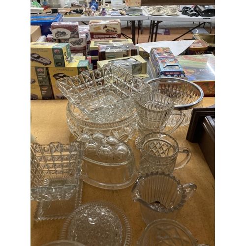 929 - A LARGE QUANTITY OF VINTAGE GLASSWARE TO INCLUDE BOWLS, JUGS, A JELLY MOULD, ETC