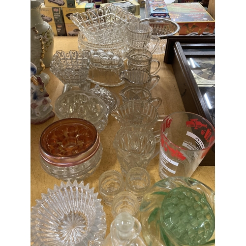 929 - A LARGE QUANTITY OF VINTAGE GLASSWARE TO INCLUDE BOWLS, JUGS, A JELLY MOULD, ETC