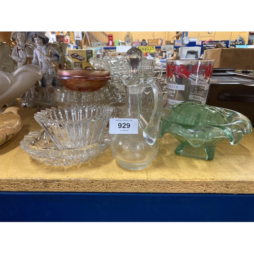 929 - A LARGE QUANTITY OF VINTAGE GLASSWARE TO INCLUDE BOWLS, JUGS, A JELLY MOULD, ETC