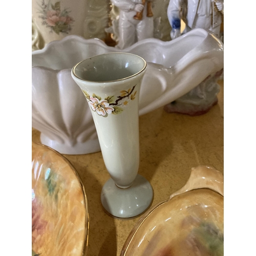 930 - A LARGE QUANTITY OF VINTAGE CERAMIC ITEMS TO INCLUDE VASES, A PLANTER BOWLS, FIGURES, ETC