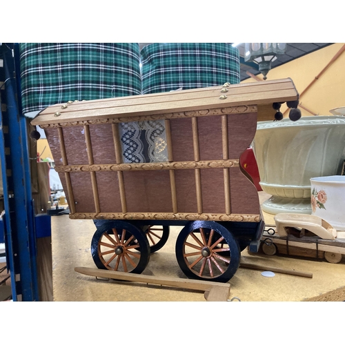 931 - A WOODEN ROMANY CARAVAN AND CAR