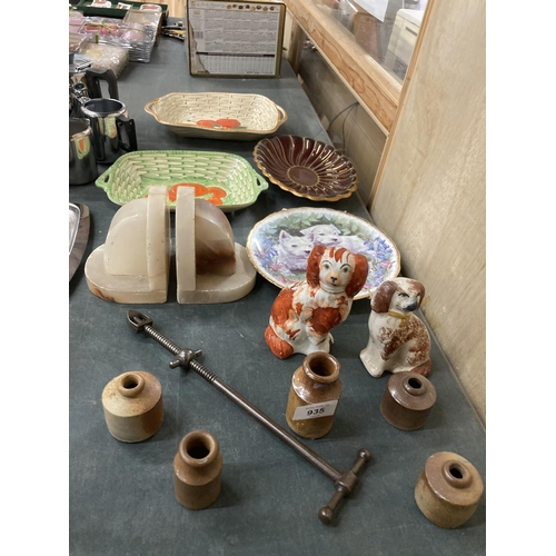 935 - A MIXED LOT TO INCLUDE BOOK-ENDS, STAFFORDSHIRE DOGS, A CARLTON WARE ROUGE ROYALE PLATE, STONEWARE I... 