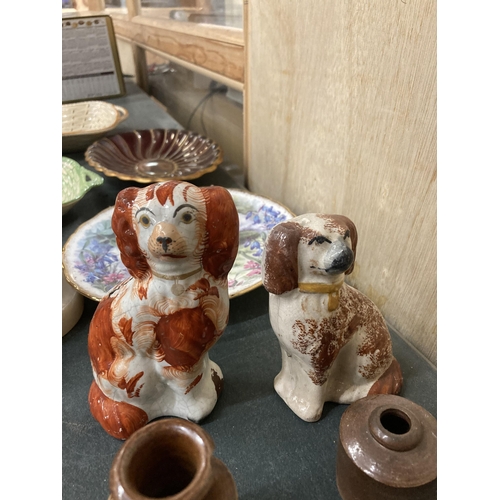 935 - A MIXED LOT TO INCLUDE BOOK-ENDS, STAFFORDSHIRE DOGS, A CARLTON WARE ROUGE ROYALE PLATE, STONEWARE I... 