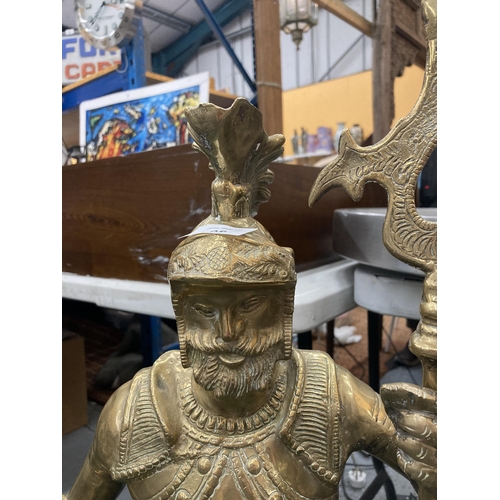 98 - A LARGE HEAVY BRASS FIRESIDE KNIGHT COMPANION SET HEIGHT 88CM