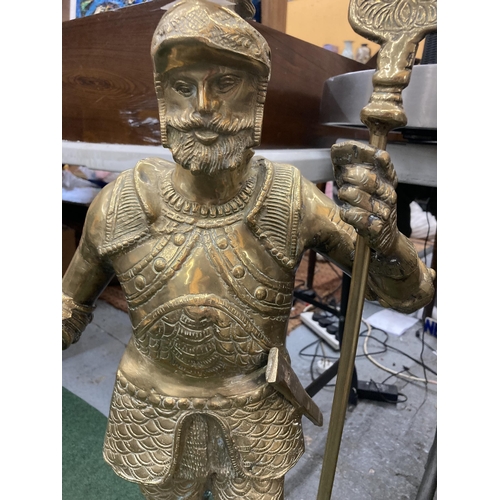 98 - A LARGE HEAVY BRASS FIRESIDE KNIGHT COMPANION SET HEIGHT 88CM