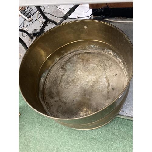 99 - A VERY LARGE BRASS LOG/COAL BUCKET DIAMETER 55CM, HEIGHT 35CM