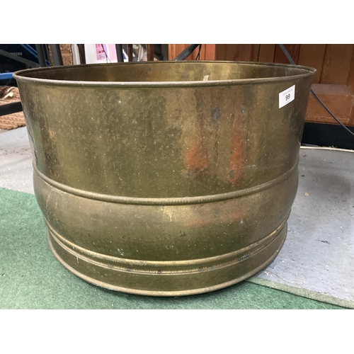 99 - A VERY LARGE BRASS LOG/COAL BUCKET DIAMETER 55CM, HEIGHT 35CM