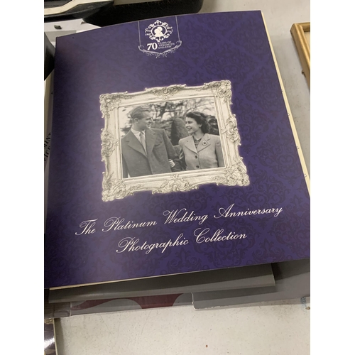 939 - A QUANTITY OF ROYAL COMMEMORATIVE ITEMS TO INCLUDE A PLATINUM JUBILEE PLATE, MUGS AND GLASSES, MAGAZ... 