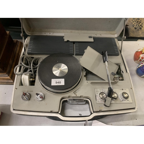 940 - A VINTAGE PYE PORTABLE RECORD PLAYER IN A CASE