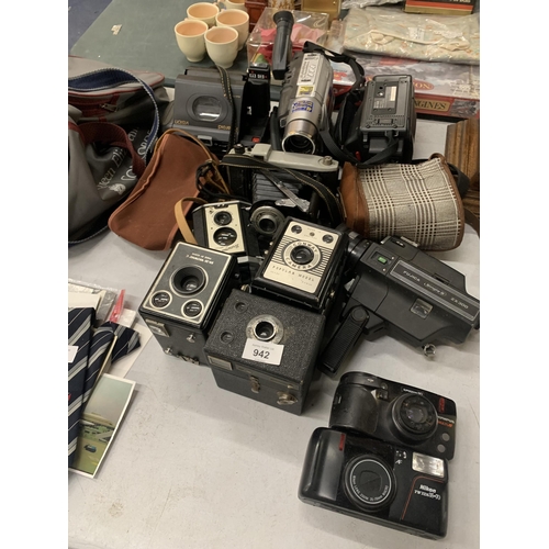 942 - A QUANTITY OF VINTAGE CAMERAS TO INCLUDE SIX-20 BROWNIE 'C', POPULAR BROWNIE, BROWNIE REFLEX, CONWAY... 