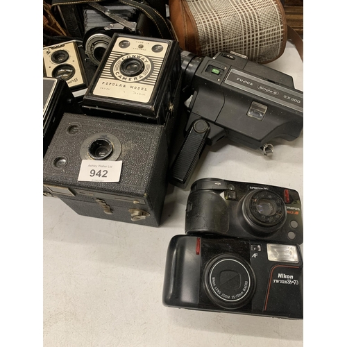 942 - A QUANTITY OF VINTAGE CAMERAS TO INCLUDE SIX-20 BROWNIE 'C', POPULAR BROWNIE, BROWNIE REFLEX, CONWAY... 