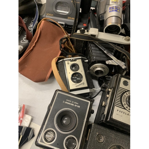 942 - A QUANTITY OF VINTAGE CAMERAS TO INCLUDE SIX-20 BROWNIE 'C', POPULAR BROWNIE, BROWNIE REFLEX, CONWAY... 