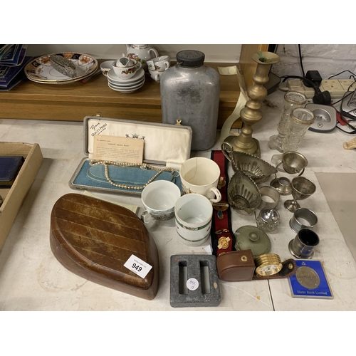 949 - A MIXED LOT TO INCLUDE A BRASS CANDLESTICK, SILVER PLATED ITEMS, BADGES, PEARLS WITH GUARANTEE FOR 1... 