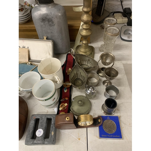 949 - A MIXED LOT TO INCLUDE A BRASS CANDLESTICK, SILVER PLATED ITEMS, BADGES, PEARLS WITH GUARANTEE FOR 1... 