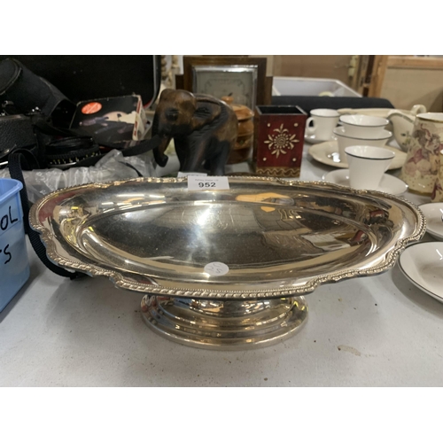 952 - A SHEFFIELD SILVER PLATED OVAL FOOTED BOWL WITH FLUTED EDGE