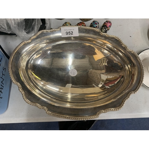 952 - A SHEFFIELD SILVER PLATED OVAL FOOTED BOWL WITH FLUTED EDGE