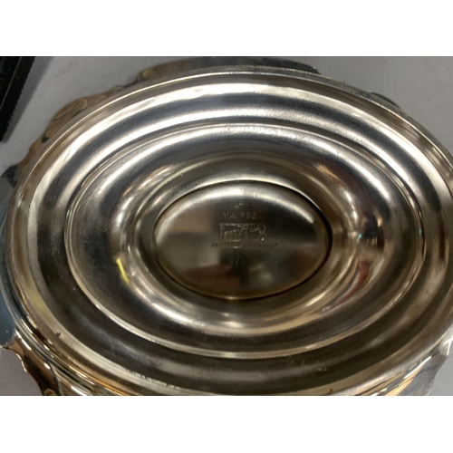 952 - A SHEFFIELD SILVER PLATED OVAL FOOTED BOWL WITH FLUTED EDGE