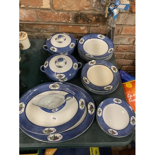 959 - A QUANTITY OF NEWPORT POTTERY 'YANG-TSE' PATTERN TO INCLUDE PLATTERS, PLATES, SERVING TUREENS, BOWLS... 