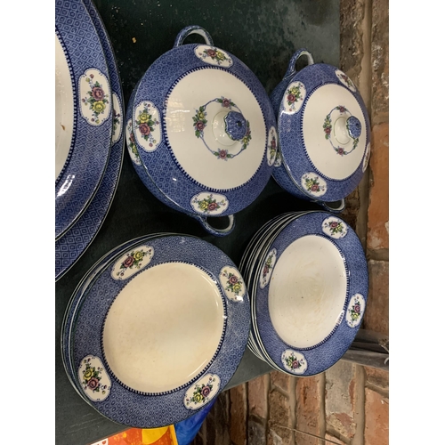 959 - A QUANTITY OF NEWPORT POTTERY 'YANG-TSE' PATTERN TO INCLUDE PLATTERS, PLATES, SERVING TUREENS, BOWLS... 