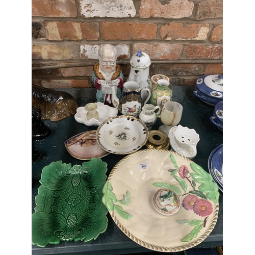 960 - A MIXED LOT OF VINTAGE CERAMICS TO INCLUDE A COFFEE POT, VASE, JUGS, PLATES, ETC