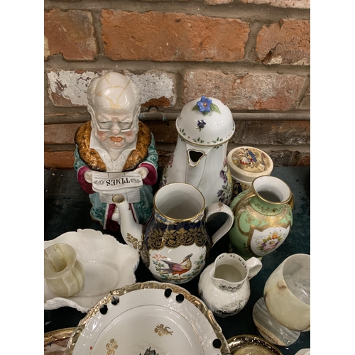 960 - A MIXED LOT OF VINTAGE CERAMICS TO INCLUDE A COFFEE POT, VASE, JUGS, PLATES, ETC