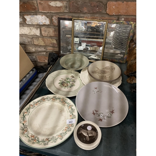 962 - A QUANTITY OF VINTAGE PLATES PLUS THREE SMALL FRAMED MIRRORS