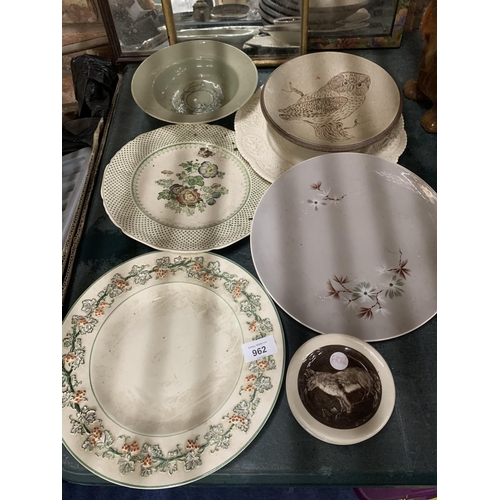 962 - A QUANTITY OF VINTAGE PLATES PLUS THREE SMALL FRAMED MIRRORS