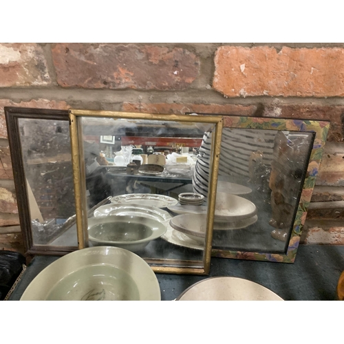 962 - A QUANTITY OF VINTAGE PLATES PLUS THREE SMALL FRAMED MIRRORS