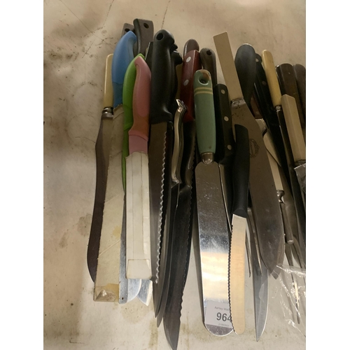 964 - A QUANTITY OF CARVING KNIVES, BREAD KNIVES, SHARPENING STEELS, CARVING FORKS, ETC