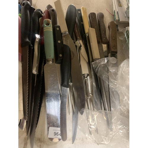 964 - A QUANTITY OF CARVING KNIVES, BREAD KNIVES, SHARPENING STEELS, CARVING FORKS, ETC