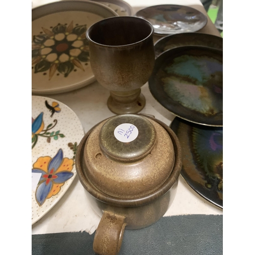 966 - FOUR SIGNED STUDIO POTTERY PLATES, A STONEWARE GOBLET AND LIDDED POT, CABINET PLATES, ETC