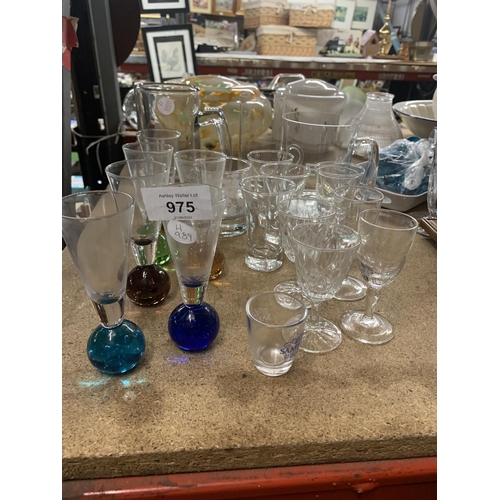 975 - A QUANTITY OF GLASSWARE TO INCLUDE SMALL VASES WITH COLOURED BASES, TANKARDS, PORT GLASSES, ETC