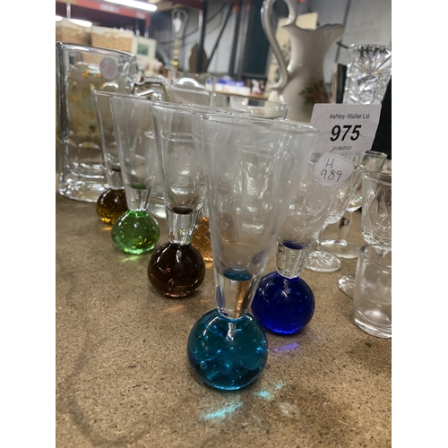 975 - A QUANTITY OF GLASSWARE TO INCLUDE SMALL VASES WITH COLOURED BASES, TANKARDS, PORT GLASSES, ETC