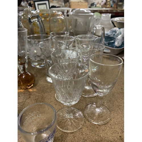 975 - A QUANTITY OF GLASSWARE TO INCLUDE SMALL VASES WITH COLOURED BASES, TANKARDS, PORT GLASSES, ETC