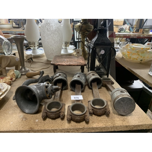 976 - A VINTAGE MINCER, FOUR CON RODS, COPPER TRIVET AND A LANTERN