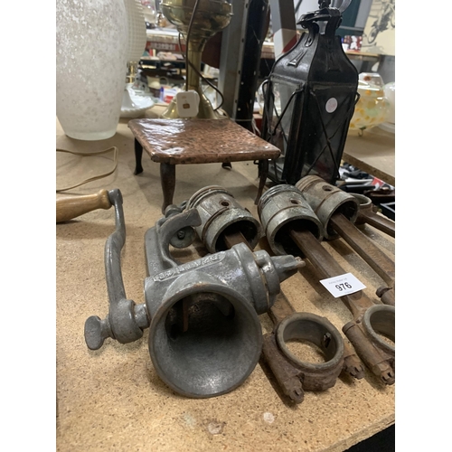 976 - A VINTAGE MINCER, FOUR CON RODS, COPPER TRIVET AND A LANTERN