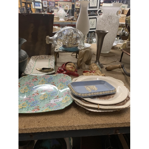 977 - A MIXED LOT TO INCLUDE A VINTAGE SHELLEY 'MELODY' CAKE PLATE, WALL PLAQUES, A SHIP IN A BOTTLE, BRAS... 