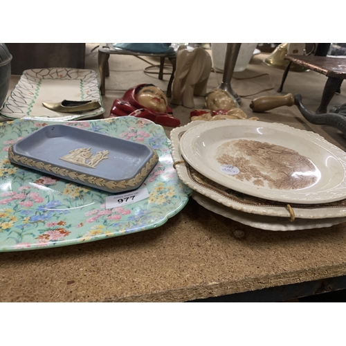 977 - A MIXED LOT TO INCLUDE A VINTAGE SHELLEY 'MELODY' CAKE PLATE, WALL PLAQUES, A SHIP IN A BOTTLE, BRAS... 