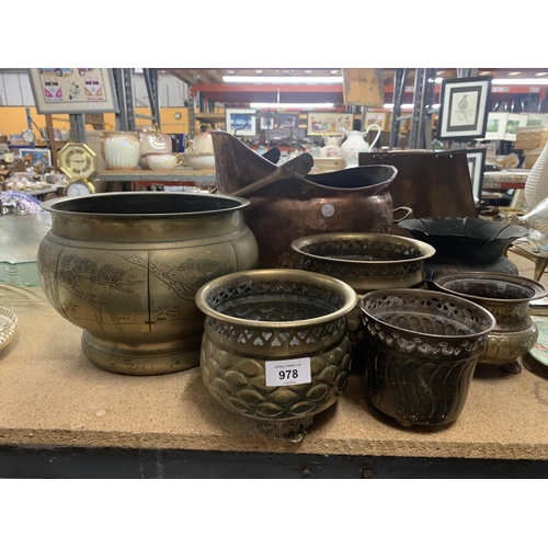 978 - A LARGE COPPER HELMET STYLE COAL BUCKET WITH BRASS HANDLE PLUS A QUANTITY OF BRASS PLANTERS