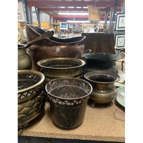 978 - A LARGE COPPER HELMET STYLE COAL BUCKET WITH BRASS HANDLE PLUS A QUANTITY OF BRASS PLANTERS