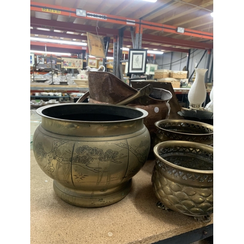 978 - A LARGE COPPER HELMET STYLE COAL BUCKET WITH BRASS HANDLE PLUS A QUANTITY OF BRASS PLANTERS