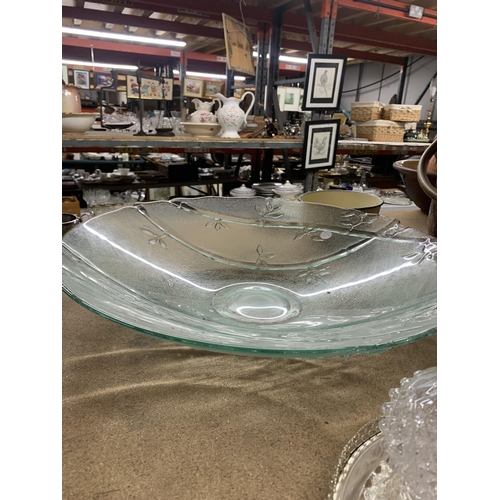 979 - A VERY LARGE FROSTED GLASS BOWL WITH FOLIATE DECORATION DIAMETER 49CM PLUS A SILVER PLATED TRAY, DEC... 