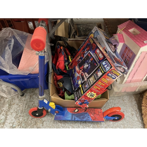 469 - A MIXED LOT TO INCLUDE SPIDERMAN SKATES, SCOOTER FIGURES ETC