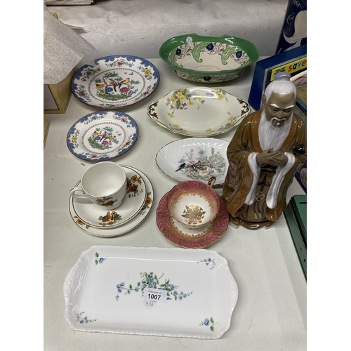 1007 - A QUANTITY OF CERAMIC ITEMS TO INCLUDE A FIGURE OF AN ORIENTAL MAN, COPELANDS SPODE 'BROMPTON' PLATE... 