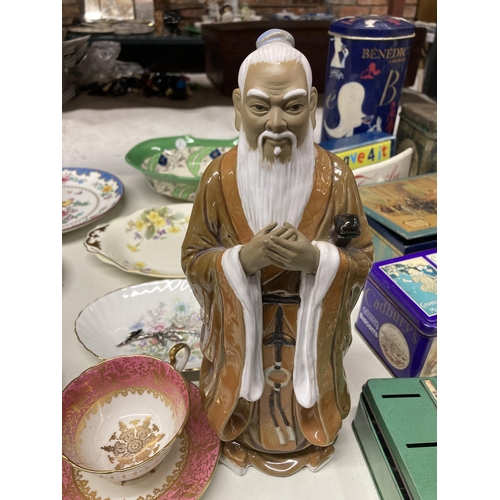 1007 - A QUANTITY OF CERAMIC ITEMS TO INCLUDE A FIGURE OF AN ORIENTAL MAN, COPELANDS SPODE 'BROMPTON' PLATE... 