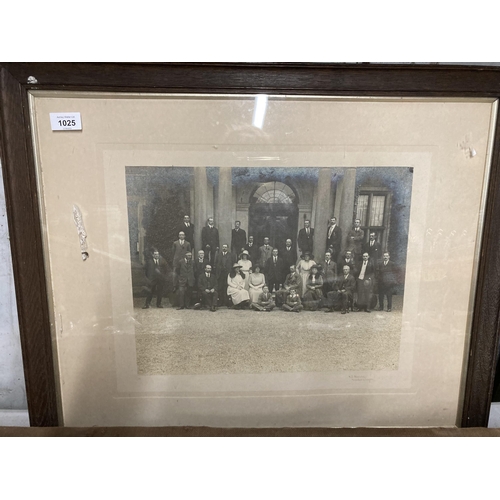 1025 - A VINTAGE PHOTOGRAPH OF A FAMILY BY R. S. ARNOLD, MARKET DRAYTON